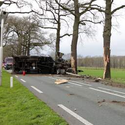 Video | Vrachtwagen gekanteld na botsing met vijf bomen