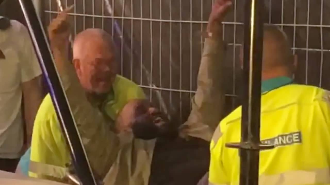 Beeld uit video: Willie Wartaal wordt met ambulance afgevoerd na val van podium