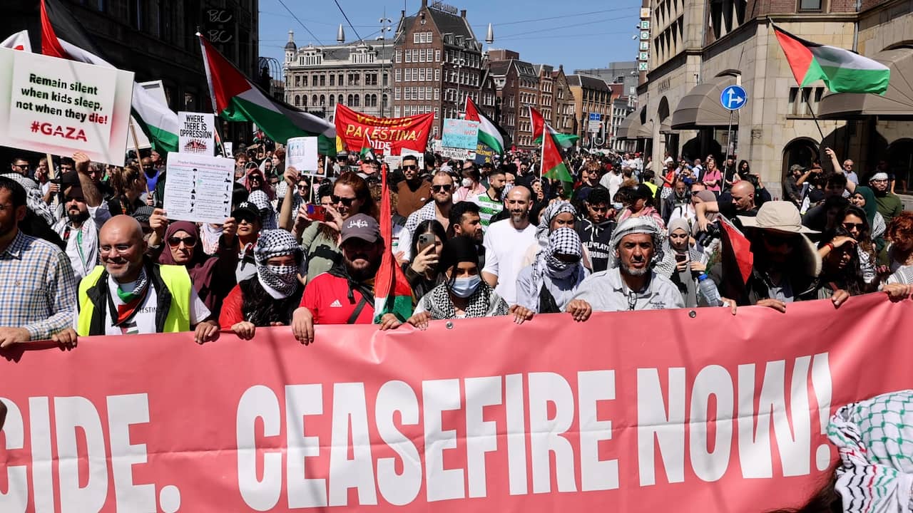 Beeld uit video: Duizenden mensen lopen mee in protestmars voor Gaza in Amsterdam