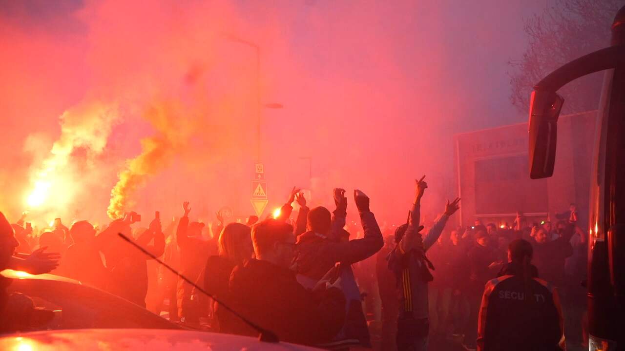 Beeld uit video: Spelersbus Feyenoord door duizenden fans onthaald in Rotterdam