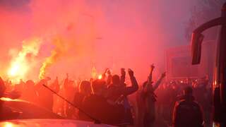 Spelersbus Feyenoord door duizenden fans onthaald in Rotterdam
