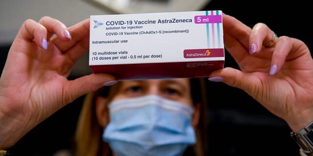 Eerste AstraZeneca-vaccin wordt toegediend in Nederland ...