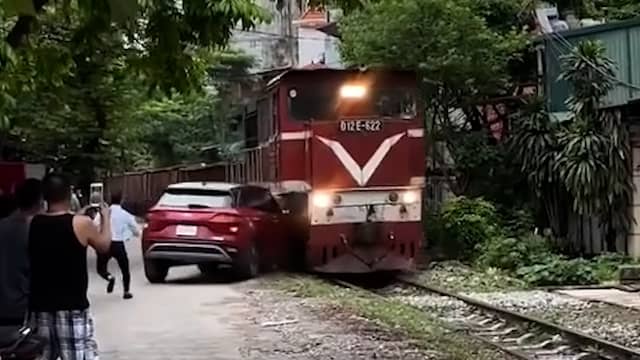 Trein botst op auto in Vietnamese hoofdstad