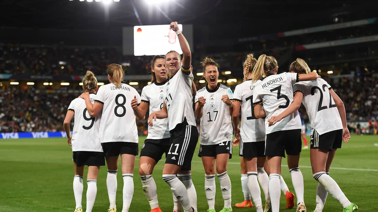 Германия празнува победния гол, отбелязан от Боб.