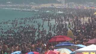 Zee van strandgangers zoekt verkoeling tijdens hittegolf in Brazilië