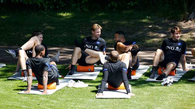 De basisspelers deden wat oefeningen naast het trainingsveld.