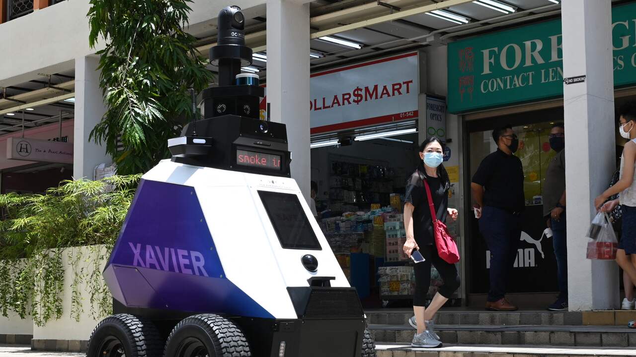 Beeld uit video: Politierobots in Singapore: 'Menselijke maat gaat verloren'