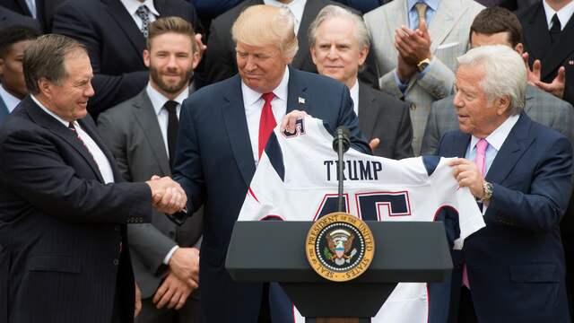 Bill Belichick schudt in 2017 de hand van Donald Trump.