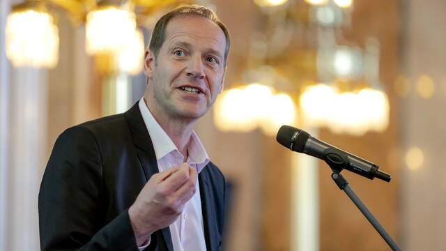 Prudhomme nam het bidbook "verheugd" in ontvangst en zei onder de indruk te zijn van de veelomvattende projecten. Zo wil Rotterdam de eerste buitenlandse aankomstplaats worden van de Tour Féminin, de nieuwe rittenkoers voor wielrensters die Tourorganisator ASO eerder heeft aangekondigd, en is er het voornemen voor de Rotterdam Tour, een internationale race voor wielrensters die in 2022 moet plaatsvinden..