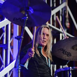 Iron Maiden-drummer Nicko McBrain herstelt van beroerte: ‘Terug op 70 procent’