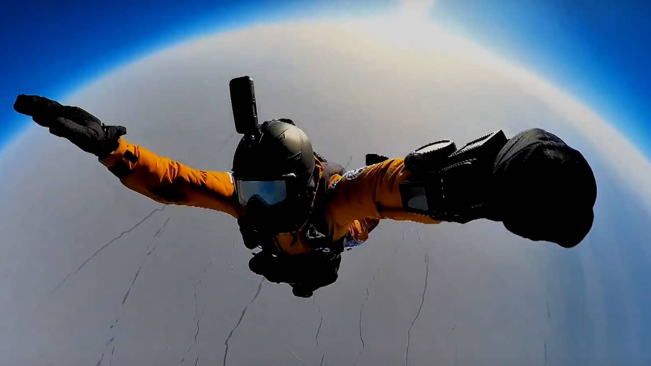 Beeld uit video: GoPro filmt hoe drie Russen vanuit stratosfeer uit vliegtuig springen