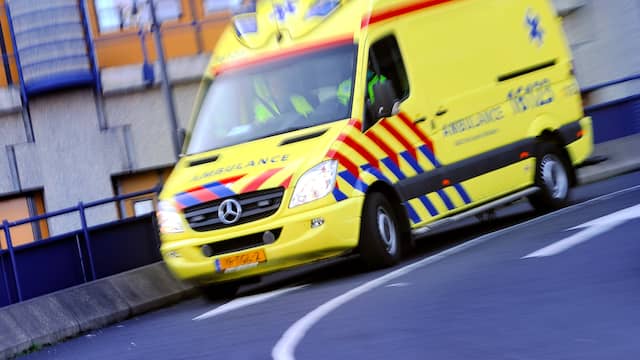 Eén dode en vijf gewonden door ongeval met drie autos in Lekkerkerk. Eén dode en vijf gewonden door ongeval met drie autos in Lekkerkerk.