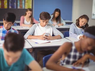 Smartphone op school klaslokaal