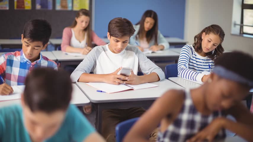 Smartphone op school klaslokaal