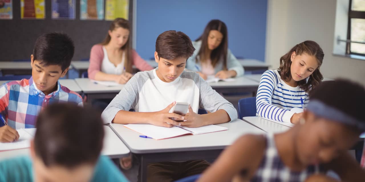 Is de smartphone op school onmisbaar geworden?