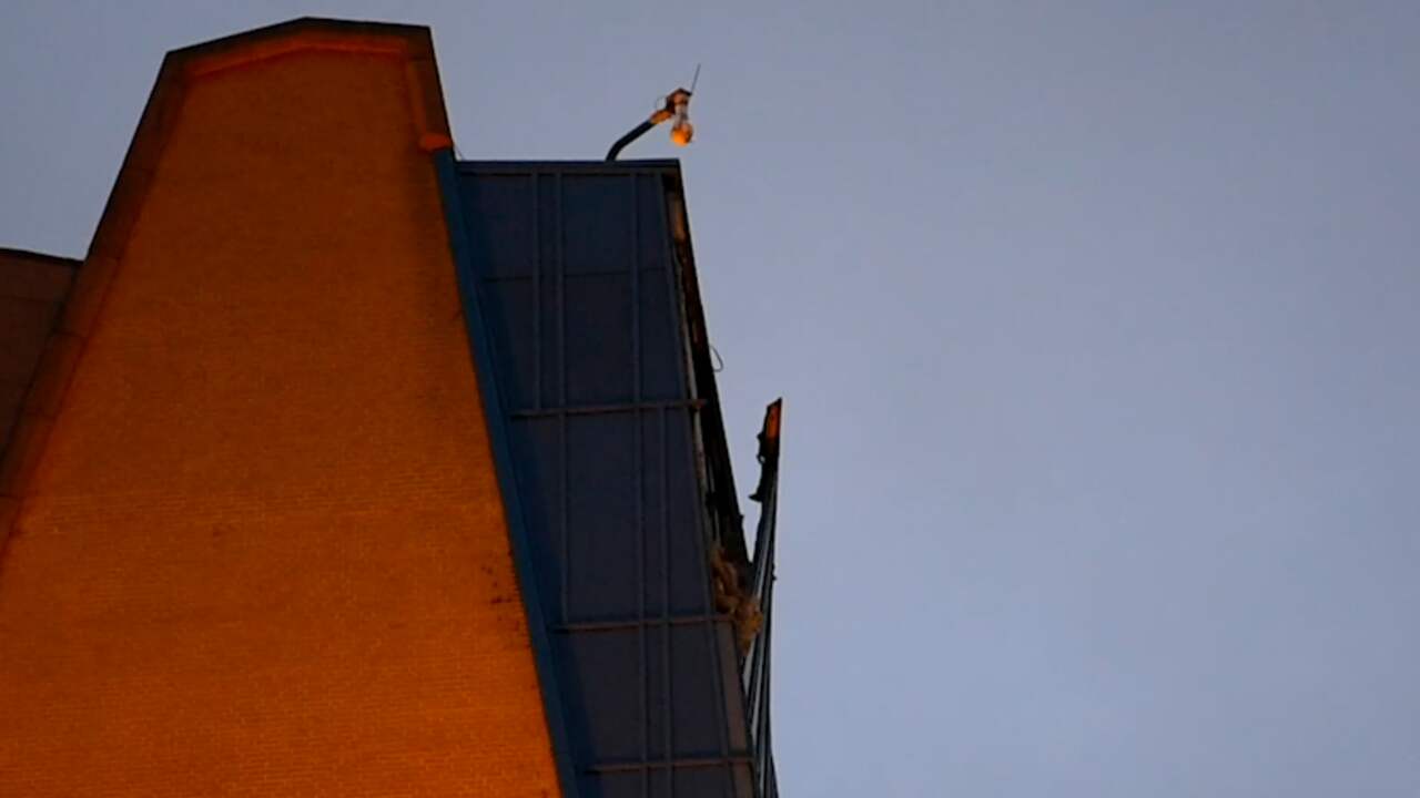 Beeld uit video: Wind blaast deel van gevel Gasuniegebouw in Groningen los