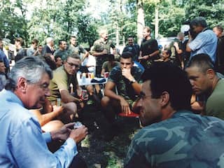 Oud-premier Kok verbaasd over stil besluit VN-luchtsteun Srebrenica