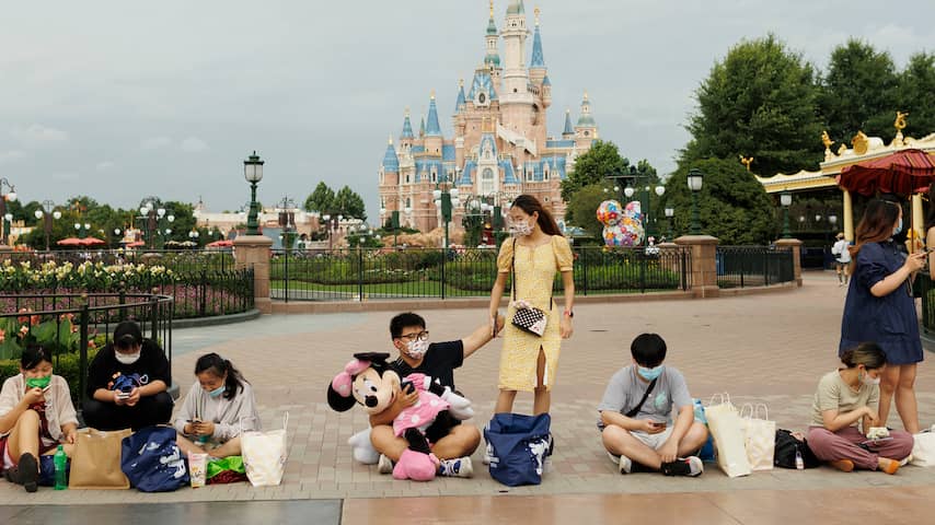Bezoekers opgesloten in Disneyland Shanghai door plotselinge coronalockdown