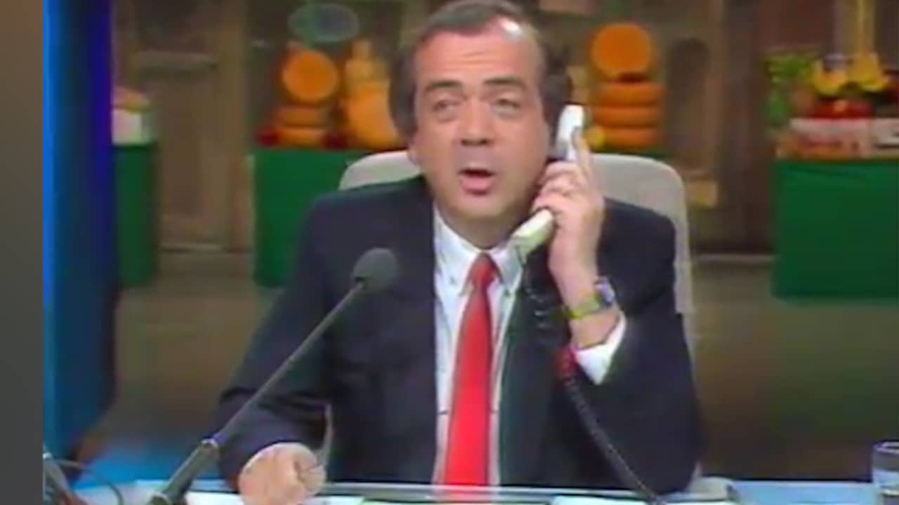 Beeld uit video: Frits Bom als De Konsumentenman in 1986