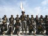 Leden van de Taliban Badri 313 militaire eenheid nemen het vliegveld van de Afghaanse hoofdstad Kaboel in.