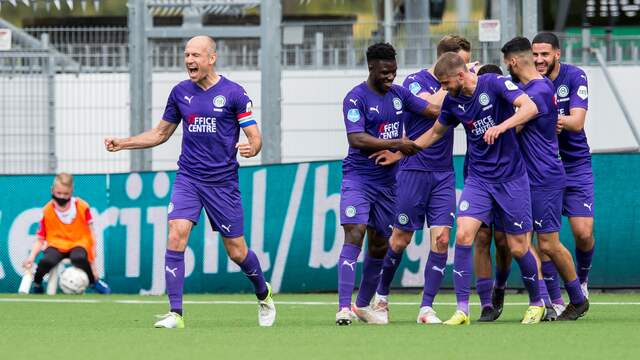 Ontlading bij Arjen Robben na een van zijn assists in Emmen.