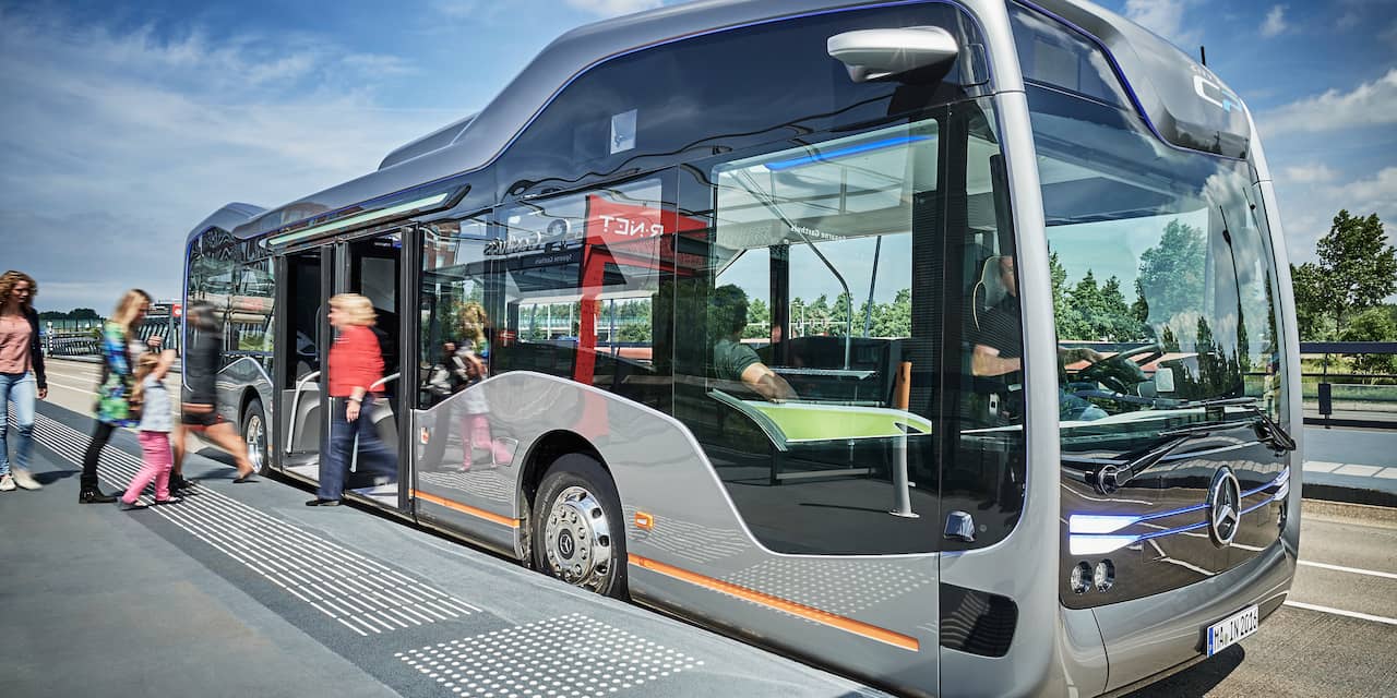 Daimler test zelfrijdende bus op busbaan van Schiphol naar Haarlem