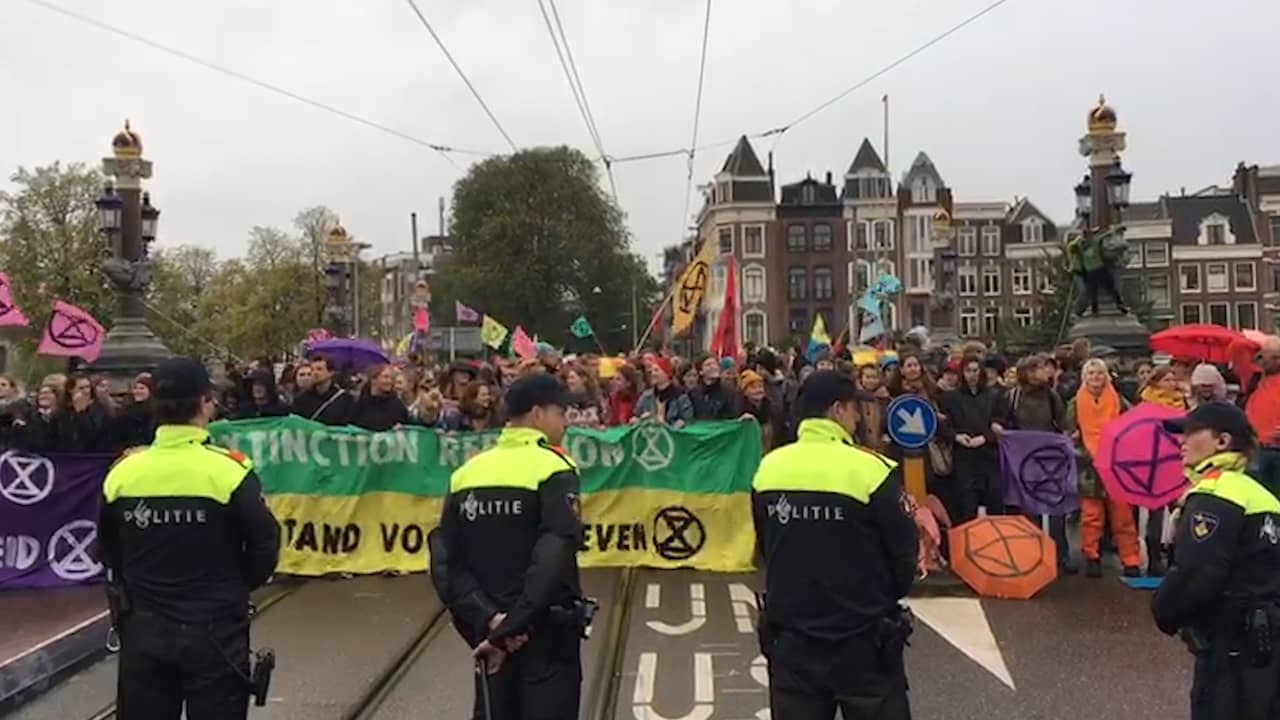 Beeld uit video: Klimaatactivisten blokkeren Blauwbrug in Amsterdam