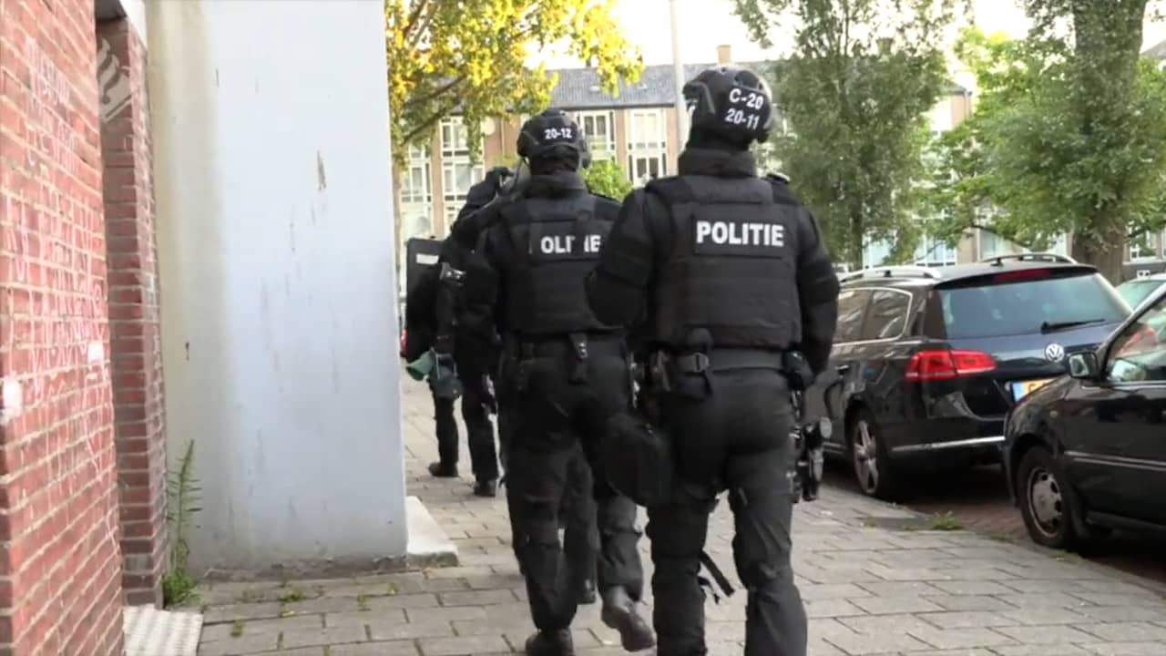 Beeld uit video: Politie valt woningen binnen van plofkrakers