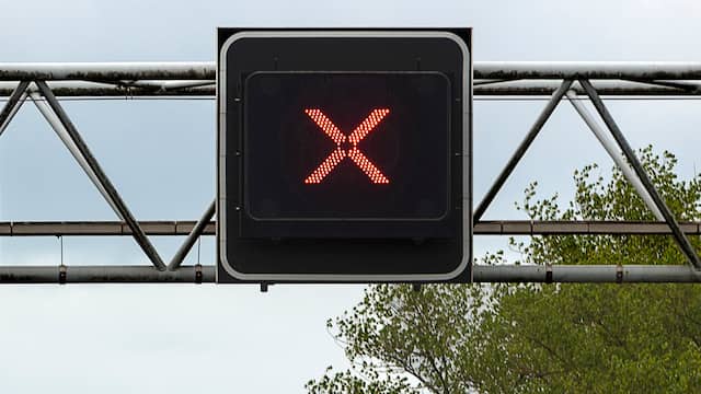 Tientallen automobilisten negeren afzetting bij aanrijding op A9. Tientallen automobilisten negeren afzetting bij aanrijding op A9.