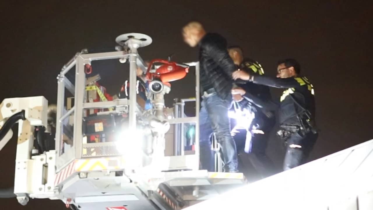 Beeld uit video: Vluchtende inbreker van dak geplukt door politie in Delft