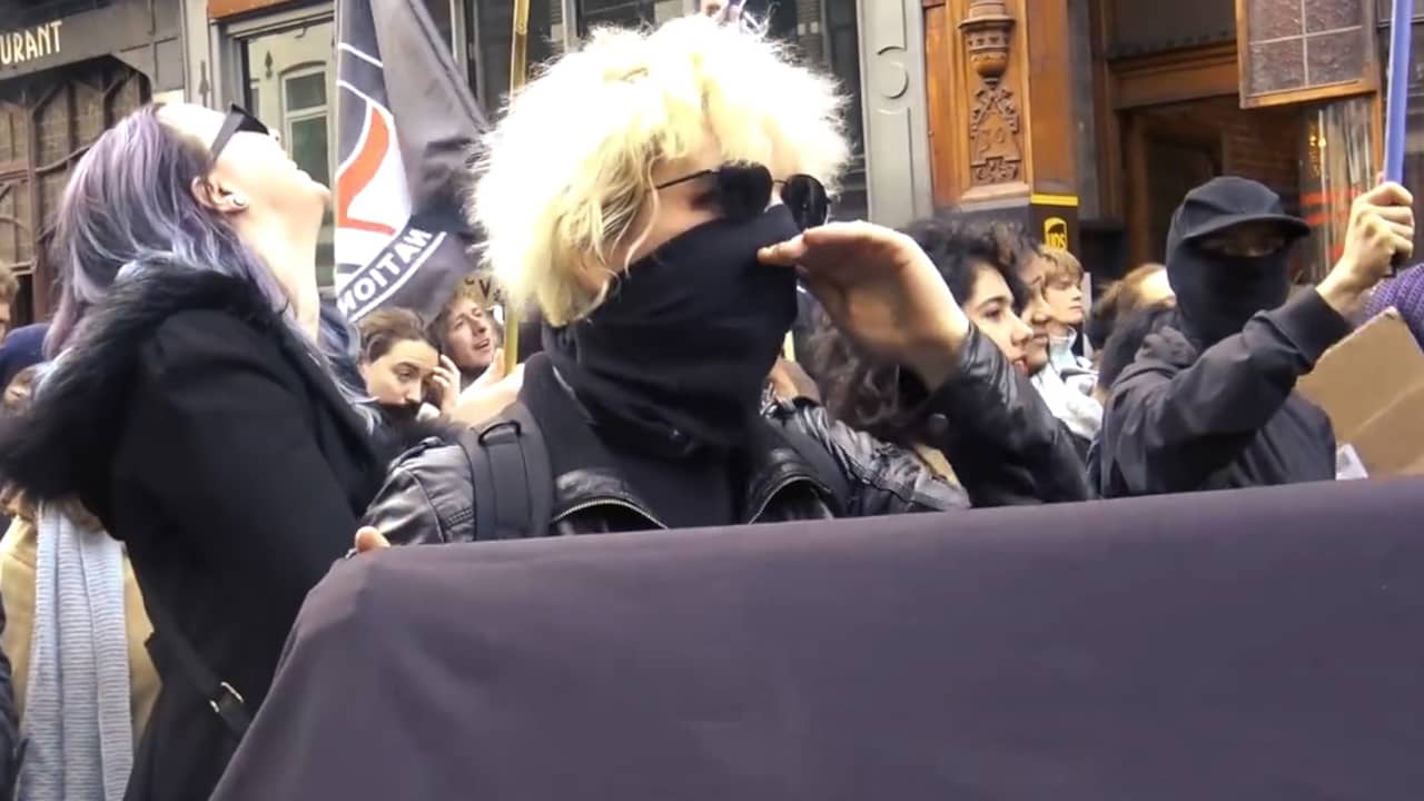 Beeld uit video: Vrouw bedreigt Baudet met dood bij demonstratie