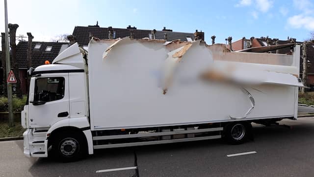 Dak van truck aan gort door inschattingsfout in Zoetermeer