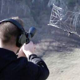 Video | Speciaal wapen in Duitse gevangenis vangt drones met netten
