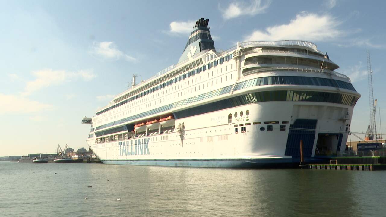 Op dit cruiseschip huisvest Rotterdam vijftienhonderd statushouders NU.nl