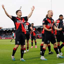 Almere City klopt FC Emmen en is dicht bij historische promotie naar Eredivisie