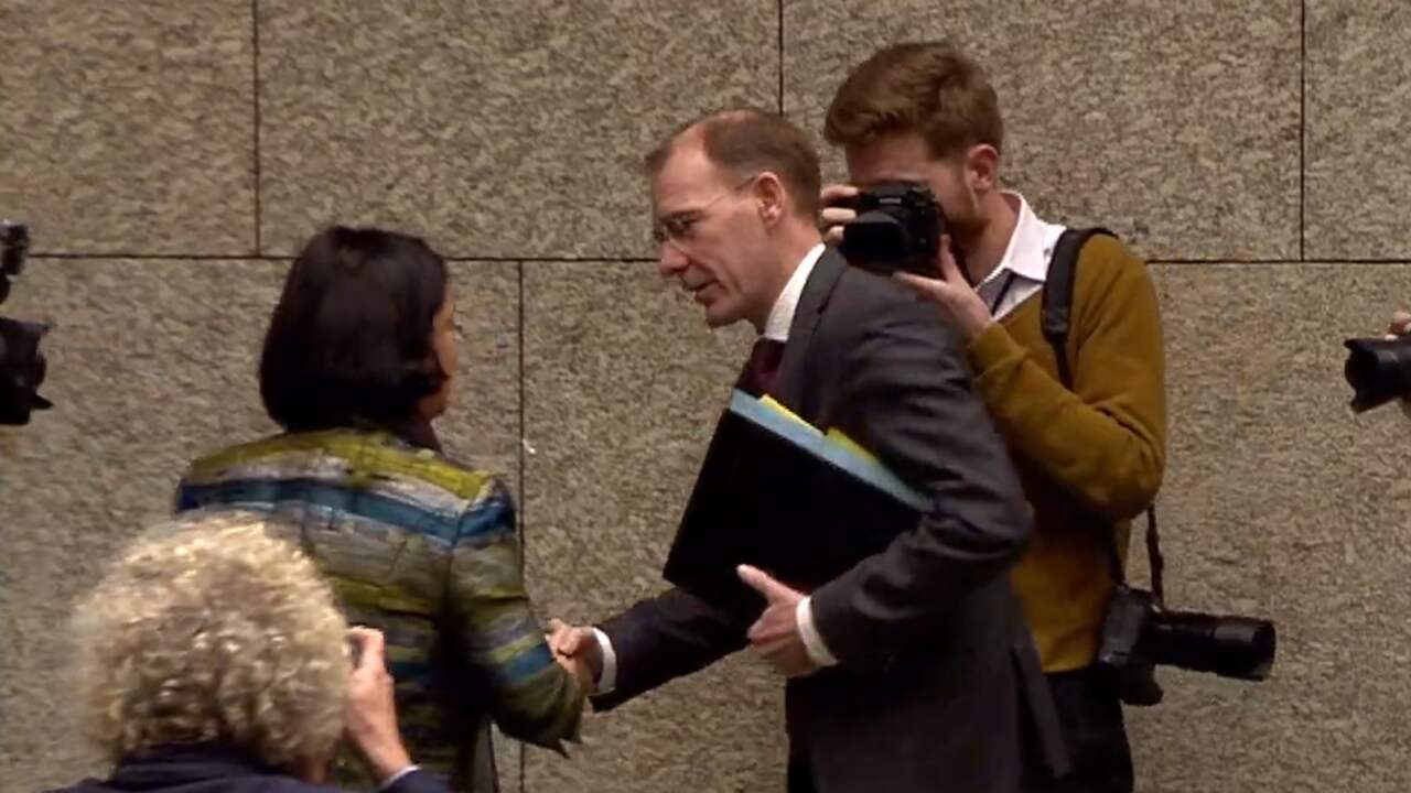 Snel loopt zaal Tweede Kamer uit na aankondiging vertrek