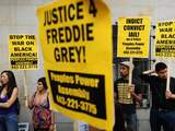 Een rechter in Baltimore heeft de eis afgewezen om de aanklacht te laten vallen tegen zes politiemensen die in april betrokken waren bij de dood van Freddie Gray, een zwarte man die was gearresteerd. 
