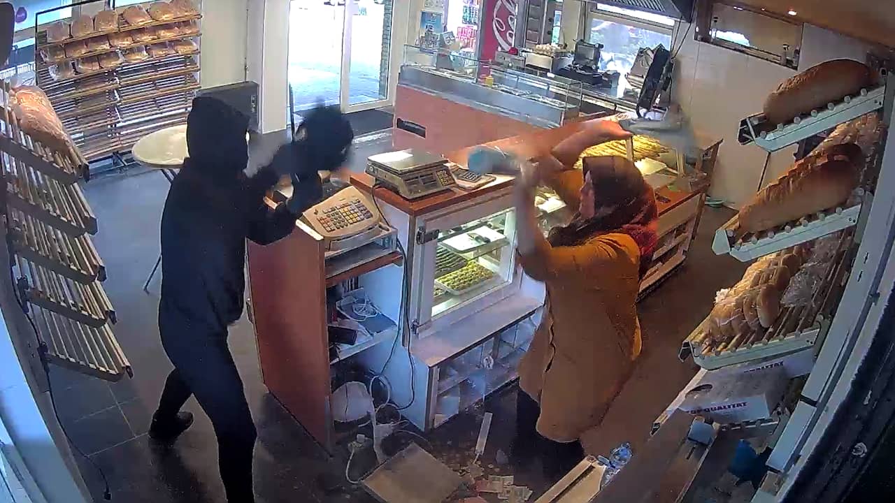 Beeld uit video: Bakker verjaagt gewapende overvaller in Deventer