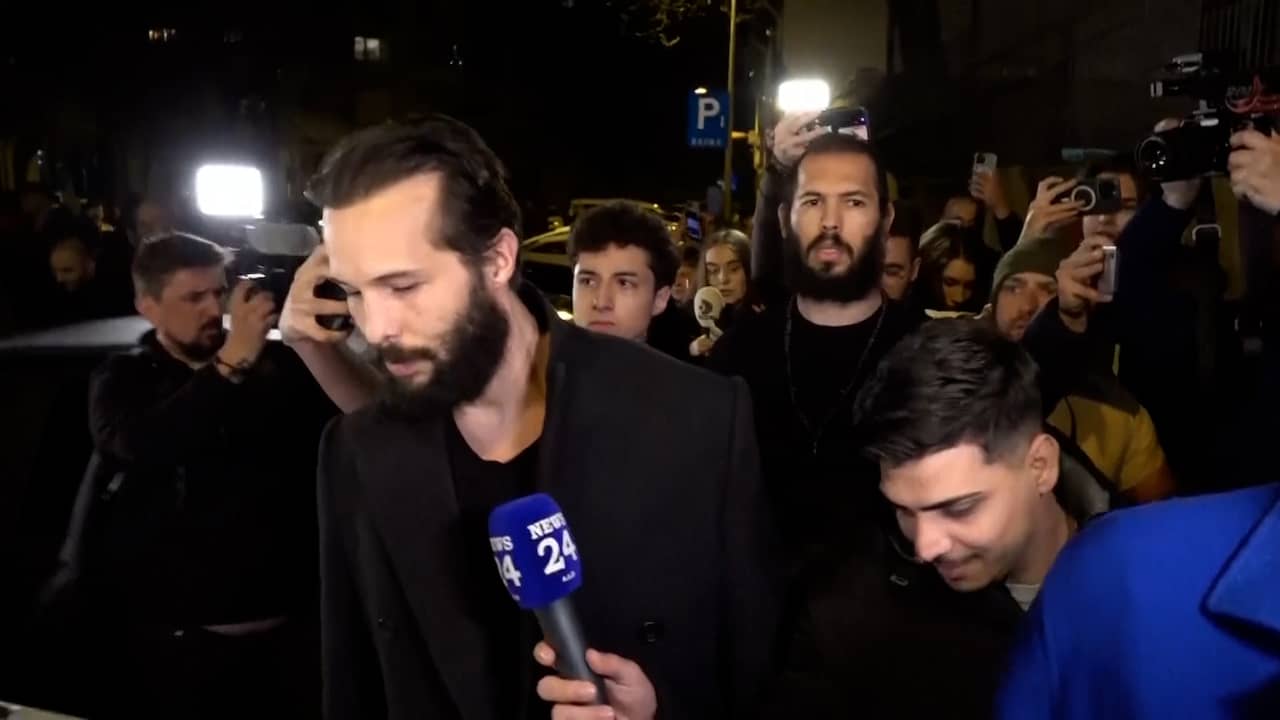 Beeld uit video: Influencer Andrew Tate verlaat Roemeense gevangenis