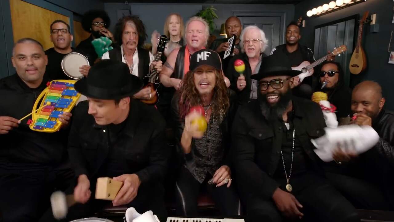 Aerosmith speelt Walk This Way met speelgoedinstrumenten