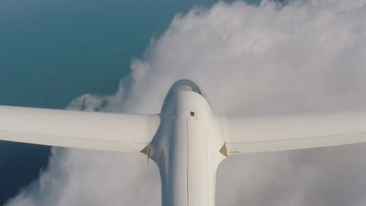 Zweefvliegtuig maakt indrukwekkende beelden van wolken boven Australië