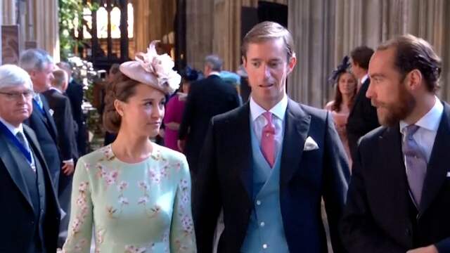 Beeld uit video: Zwangere Pippa en Middleton-familie komen aan in kapel