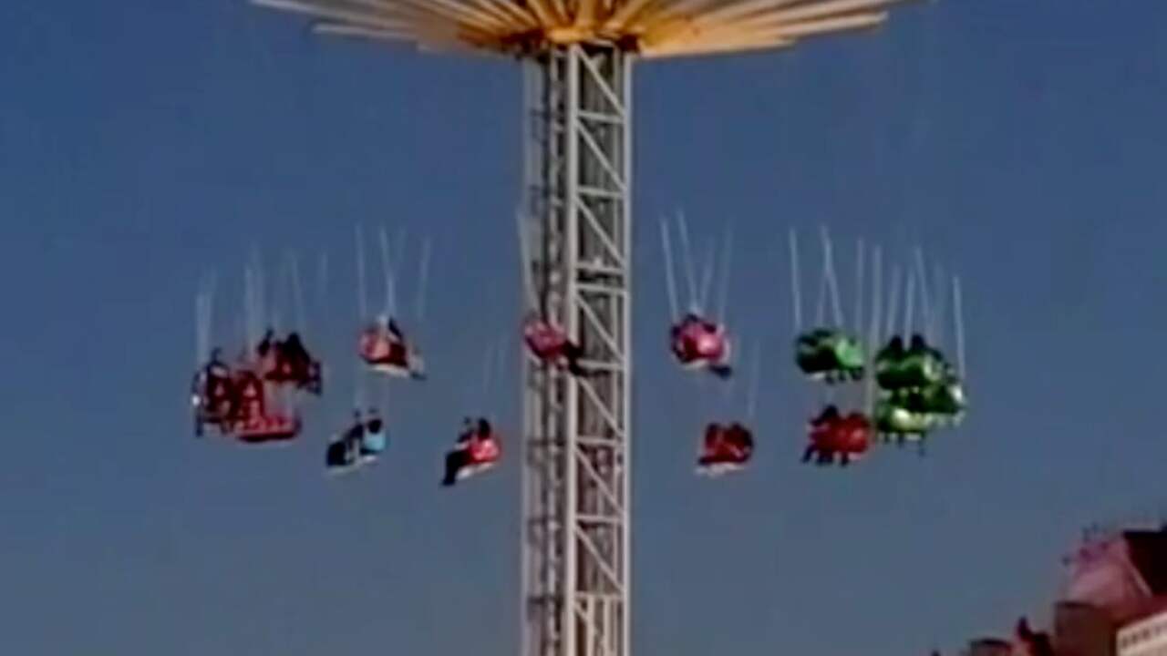 Beeld uit video: Attractie valt plots stil, inzittenden vast op ruim 10 meter hoogte