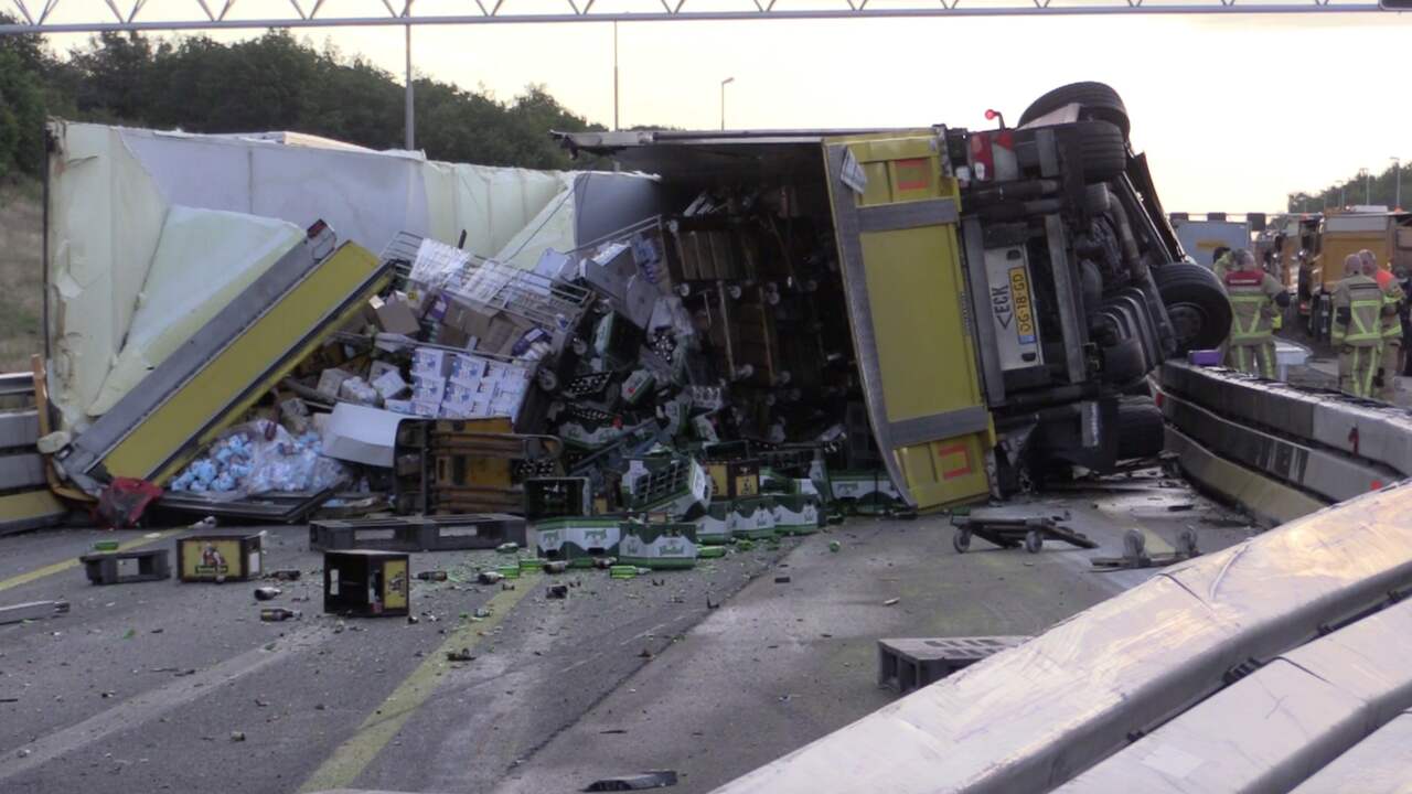 Beeld uit video: A1 bezaaid met kapotte bierflesjes na ongeval met vrachtwagen