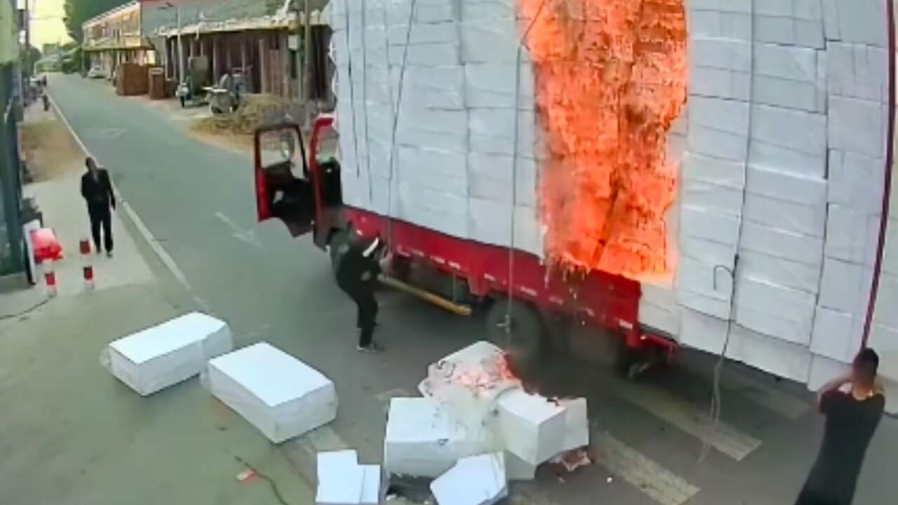 Beeld uit video: Chinezen duwen brandend piepschuim van vrachtwagen