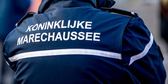 Koninklijke Marechaussee treft vreemdelingen aan in bussen en op schip in Breda en Moerdijk