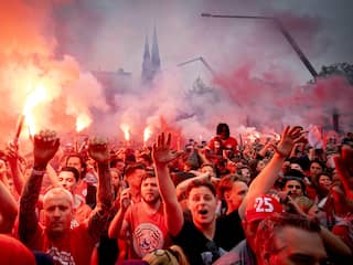 Live huldiging PSV | Spelers met luid gejuich ontvangen op Stadhuisplein