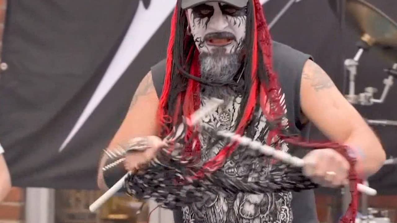 Deelnemers sloven zich uit op WK heavy metal-breien in Finland
