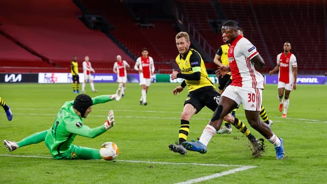 Brian Brobbey schiet Ajax naar 3-0 tegen Young Boys.