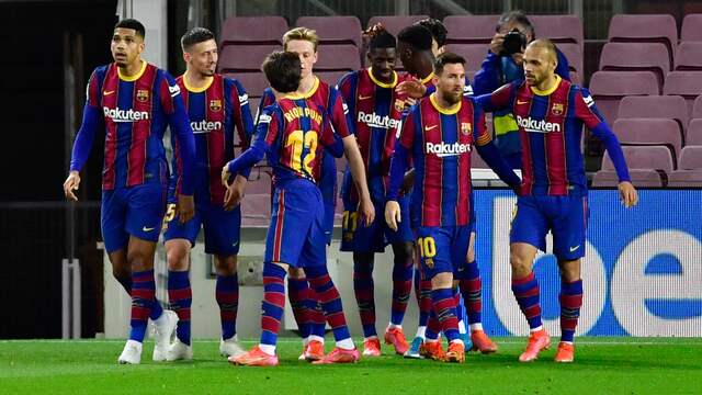 Ousmane Dembélé wordt door zijn ploeggenoten gefeliciteerd met zijn winnende treffer.
